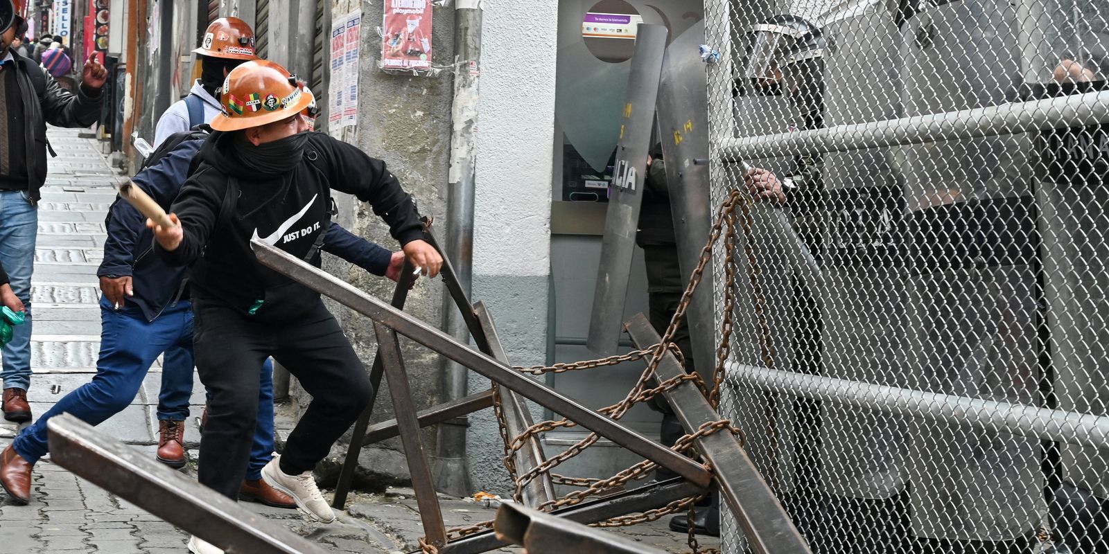 Bolívia: protestos desafiam governo após aumento de combustíveis