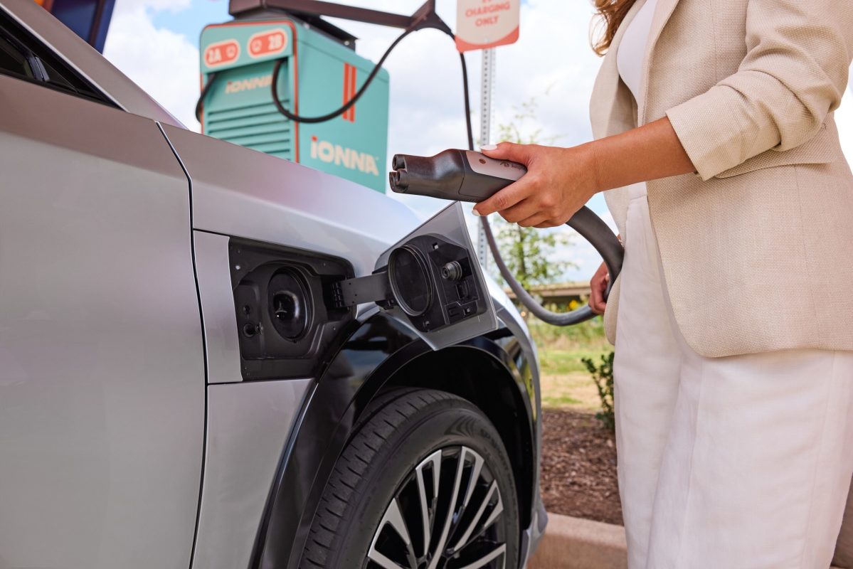 Toyota afirma que mudar para o plugue da Tesla mais que dobra o acesso ao carregamento rápido