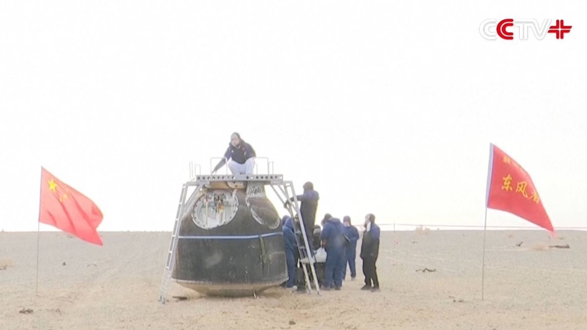Cápsula chinesa danificada por ataque com lixo espacial retorna à Terra (vídeo)