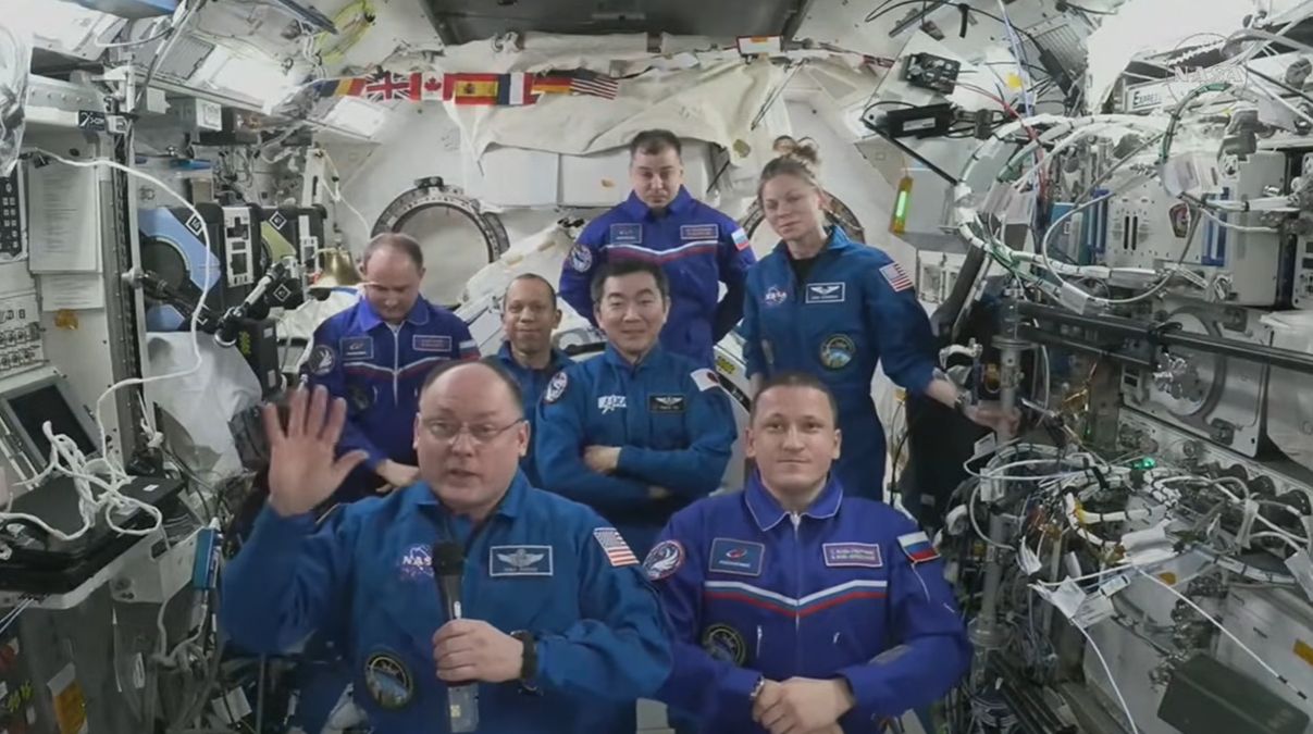 ‘É agridoce’: astronauta da tripulação 11 entrega o controle da ISS antes da primeira evacuação médica