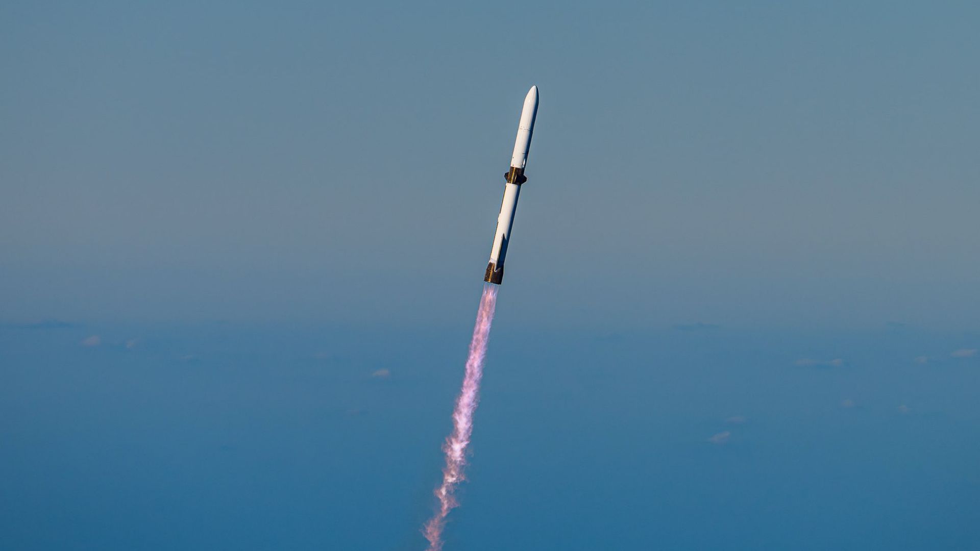 O foguete New Glenn da Blue Origin explode em uma enorme bola de fogo durante o teste de pré-lançamento
