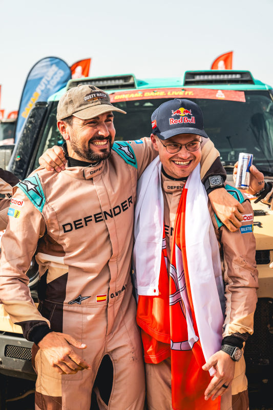 Land Rover Defender faz história com estreia no Dakar