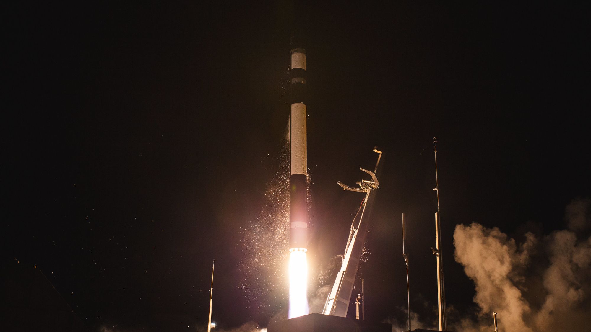 Rocket Lab lança sua 1ª missão de 2026, enviando 2 satélites para órbita