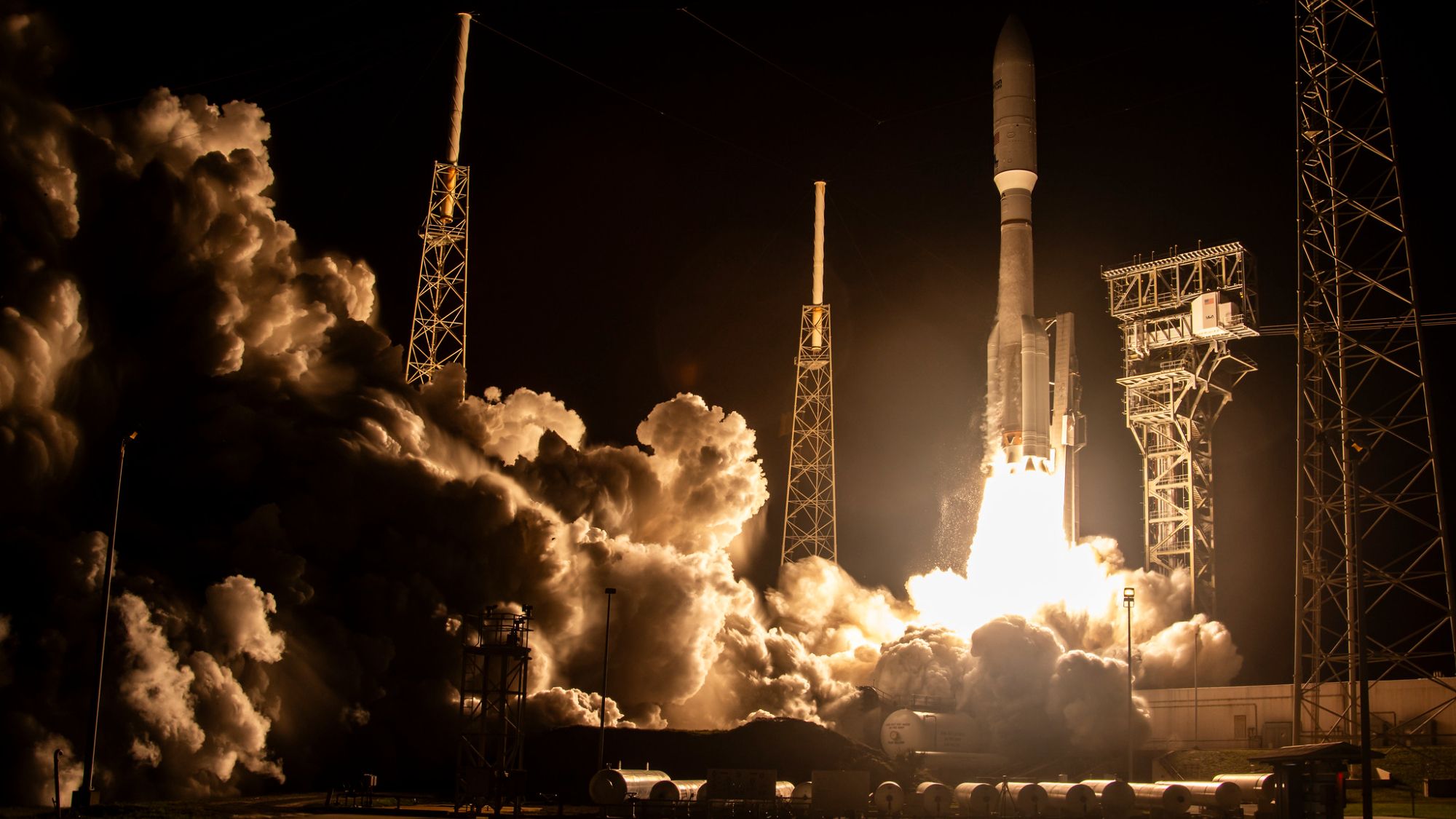 Veja o foguete Atlas V lançar sua carga útil mais pesada de todos os tempos no início de 4 de abril