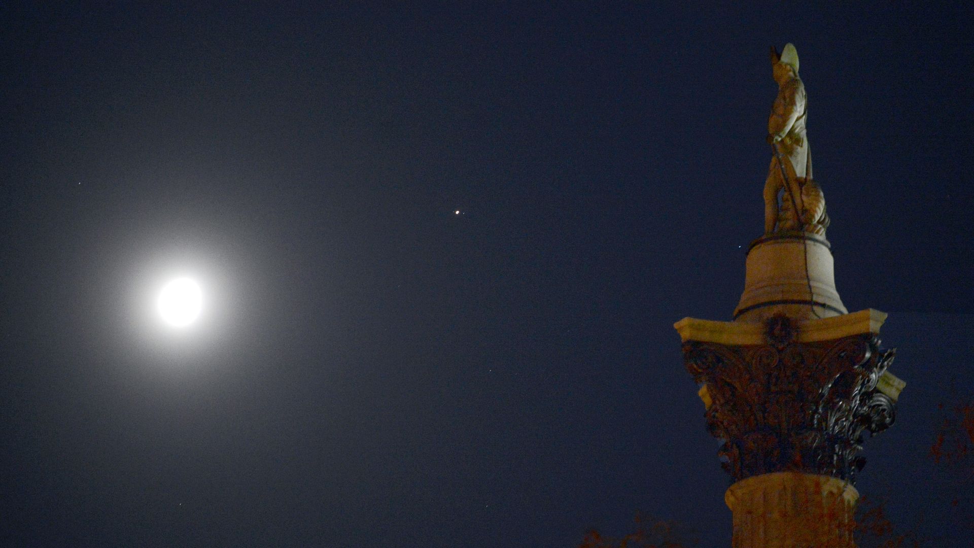 Veja a lua brilhar ao lado do poderoso Júpiter no céu de inverno esta noite