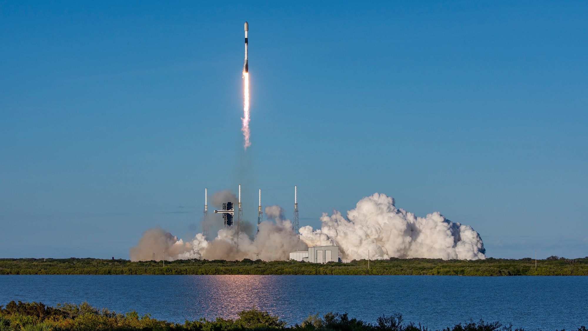 SpaceX lança 29 satélites Starlink em sua 3ª missão de 2026 (vídeo)