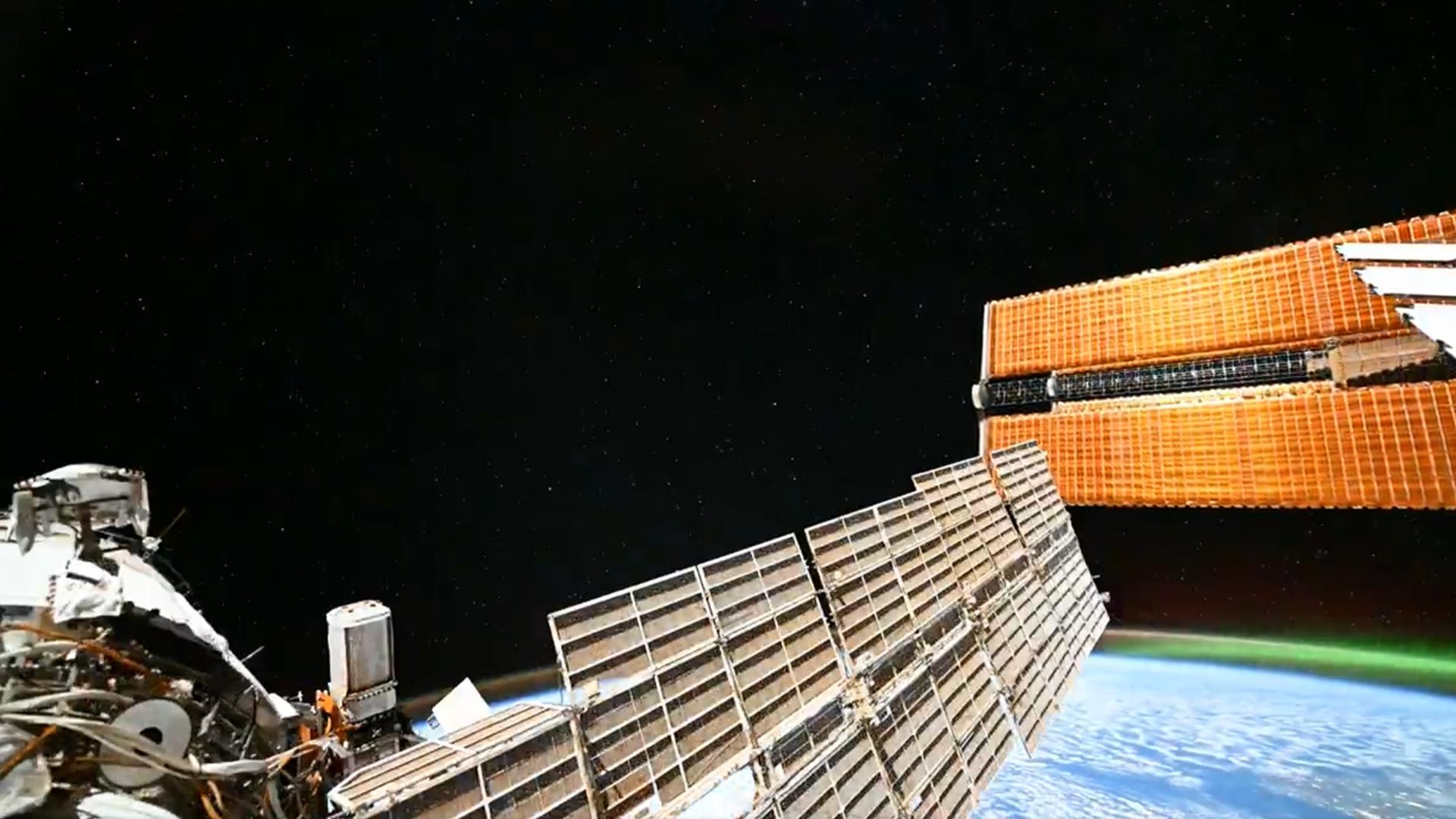 Astronauta na ISS captura vídeo orbital espetacular da luz zodiacal, auroras e das Plêiades