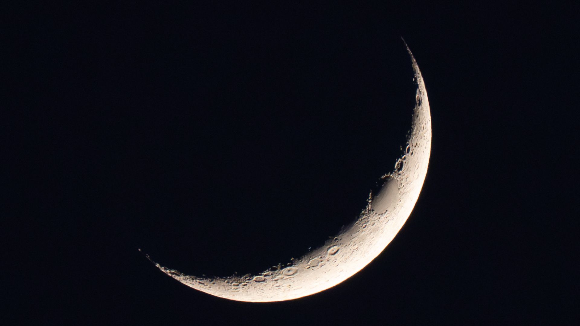Veja uma fina lua crescente brilhar com Saturno no céu ocidental esta noite