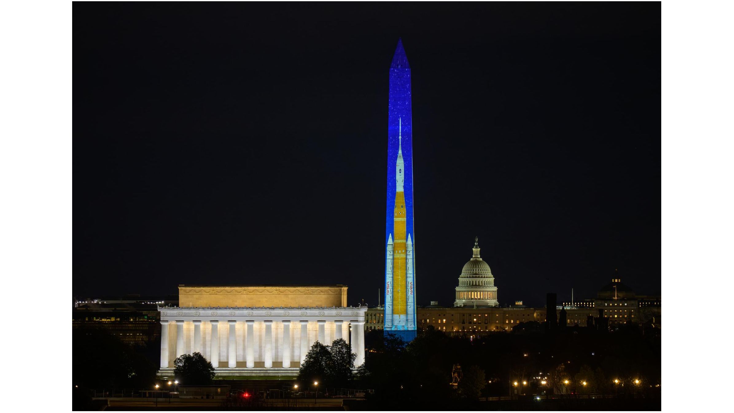 A febre da lua atinge DC com a ‘vela’ do foguete Artemis 2 iluminando o Monumento a Washington 1 mês antes do lançamento (fotos)