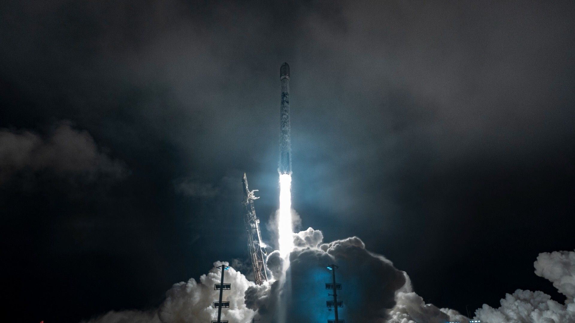SpaceX lança 25 satélites Starlink em órbita da Califórnia (vídeo)