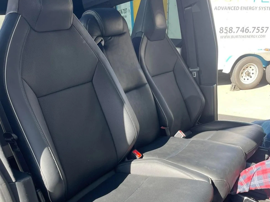 Alguém transformou um Tesla Cybertruck em um carro de seis lugares