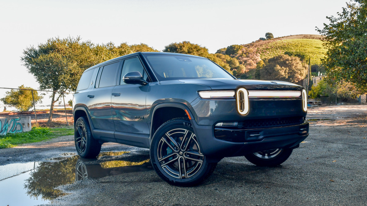 Rivian faz recall de R1T e R1S sobre parafusos retratores de cinto de segurança