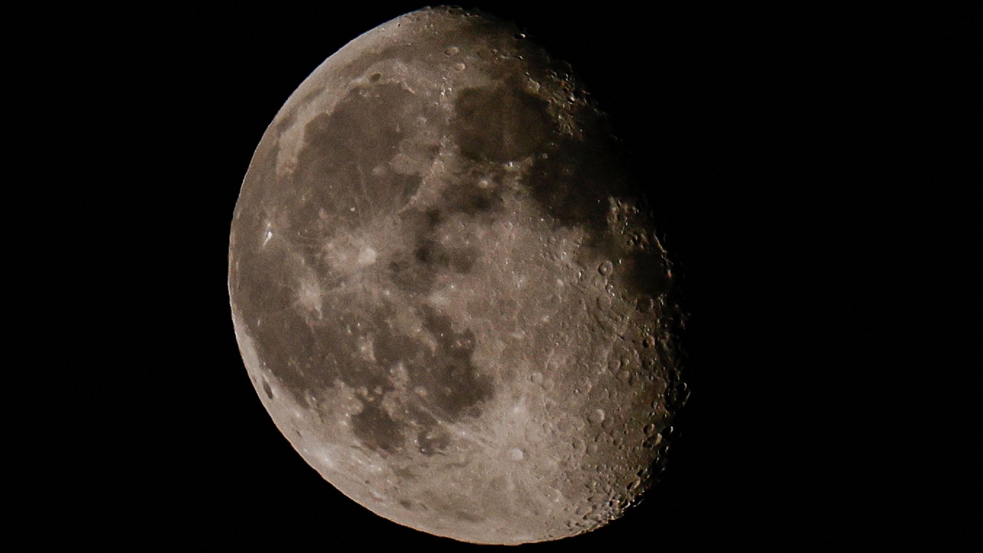 Veja a lua dançando com a estrela brilhante Regulus em 6 de janeiro