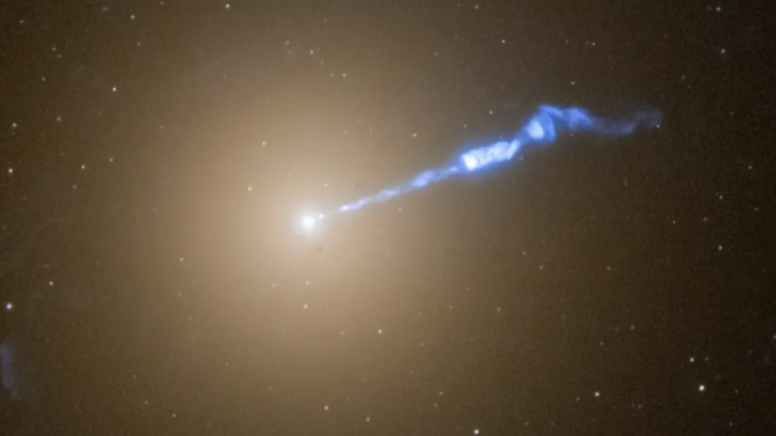 Astrônomos observam o primeiro buraco negro já fotografado lançando um jato cósmico de 3.000 anos-luz de sua “sombra” brilhante