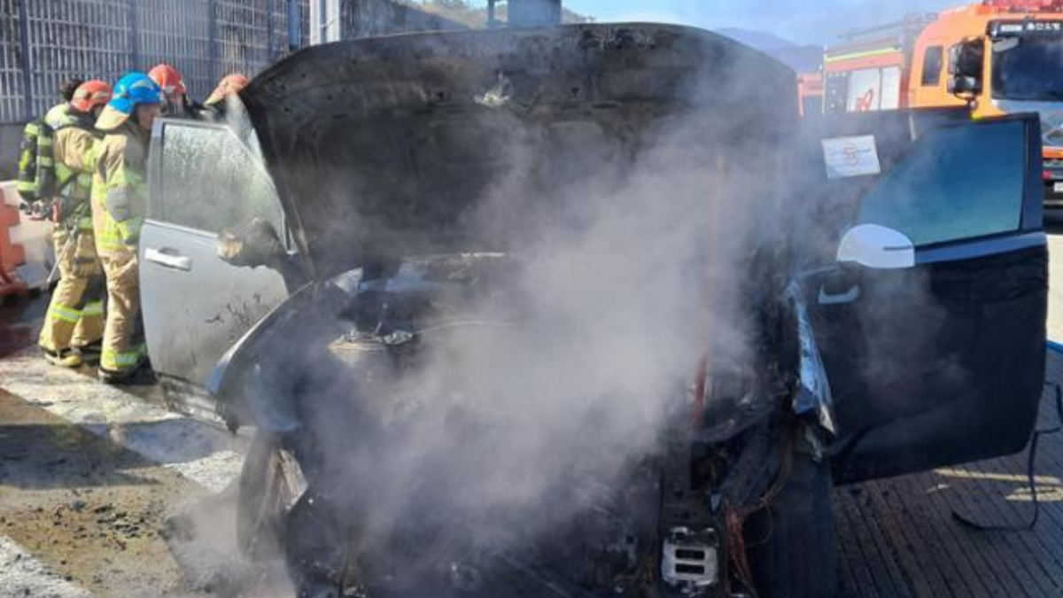 Hyundai Santa Fe remodelado explode em chamas durante testes de estrada na Coreia