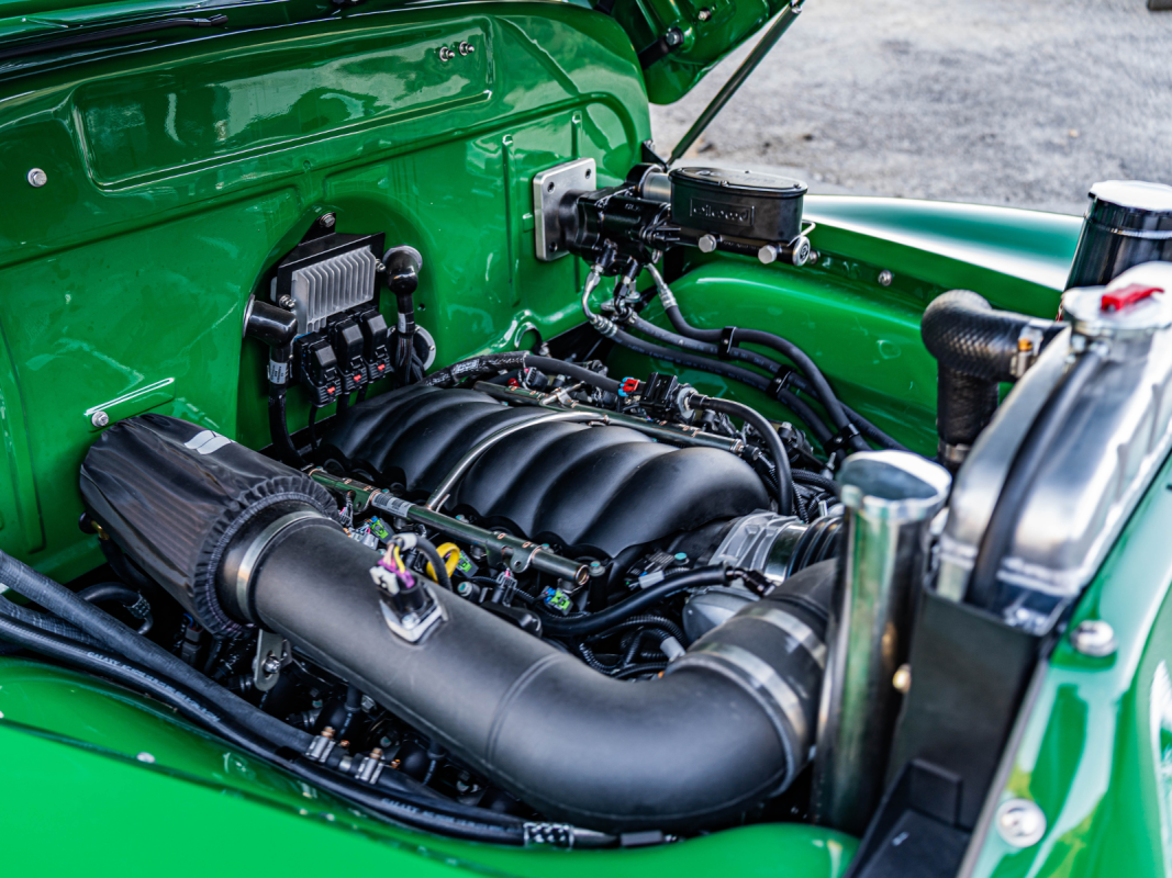 Este caminhão agrícola clássico esconde um V8 de bloco pequeno de 440 HP