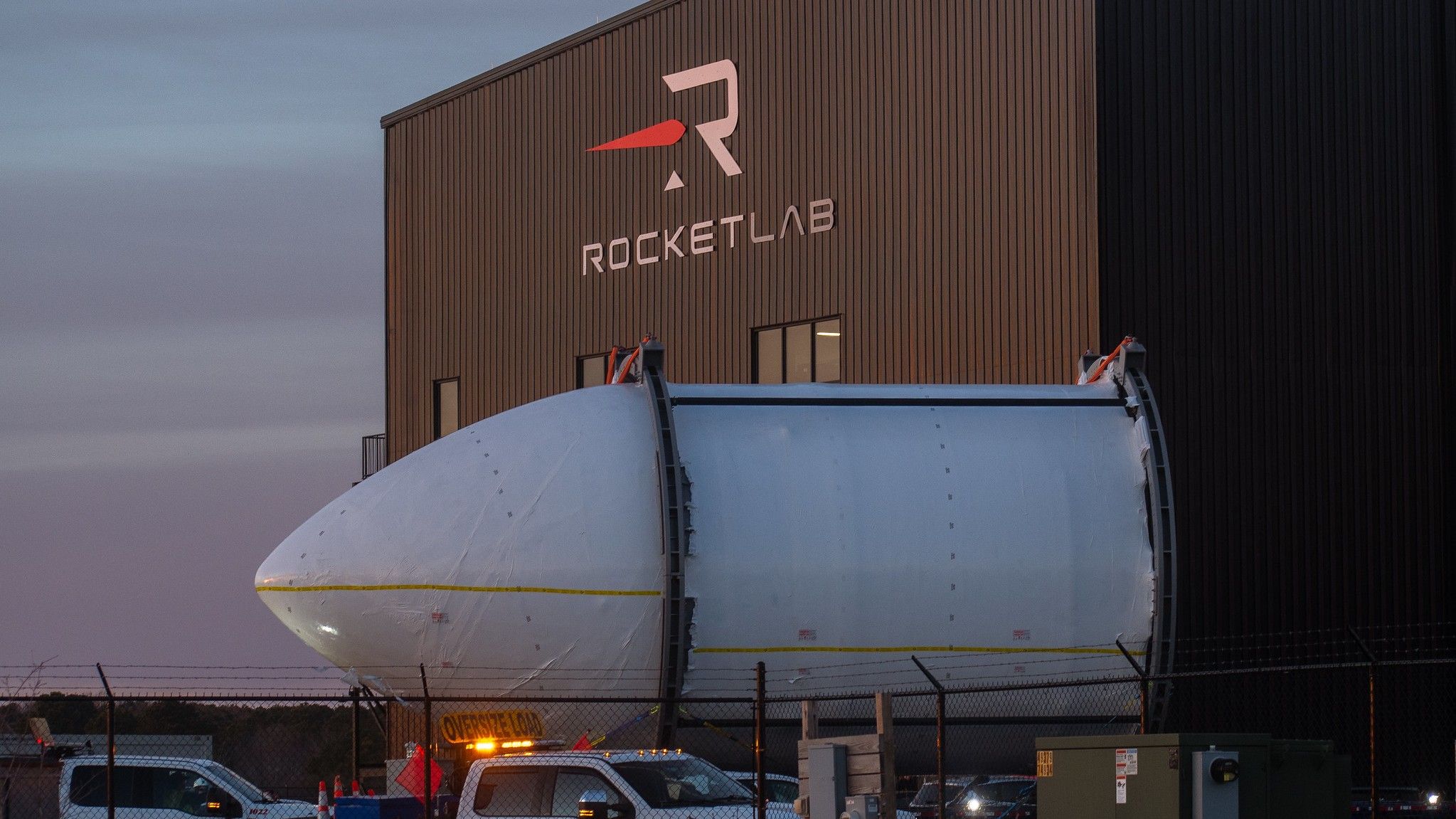 A carenagem de nêutrons ‘Hungry Hippo’ do Rocket Lab chega ao espaçoporto na Virgínia