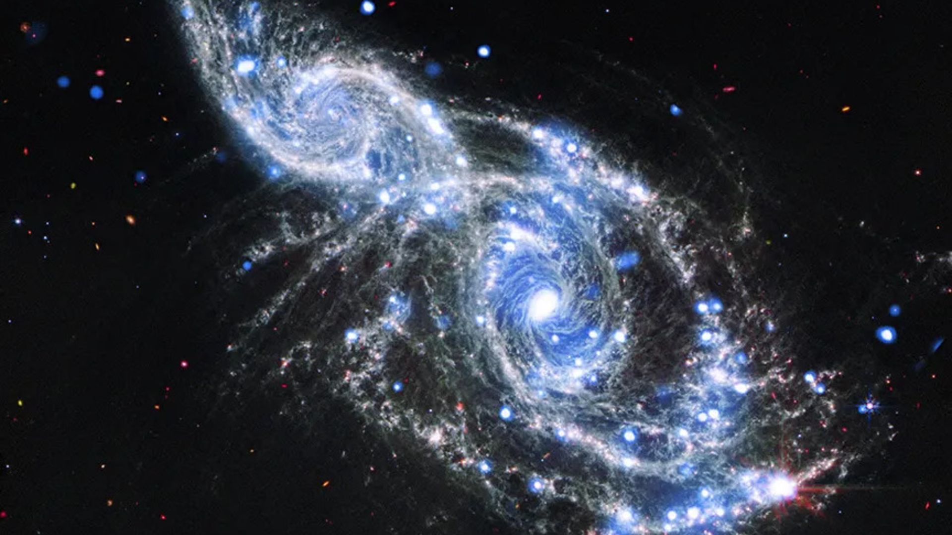 Telescópios espaciais capturam foto de abraço galáctico de tirar o fôlego do dia 8 de janeiro de 2026