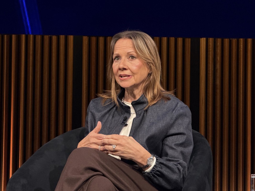 O CEO da GM ainda acha que os EVs vencerão mesmo com a desaceleração do mercado
