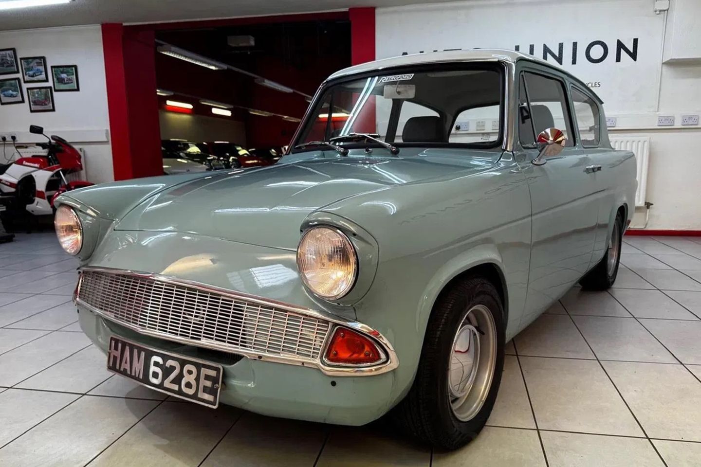 Vende-se Ford Anglia de 190 cv com motor Duratec