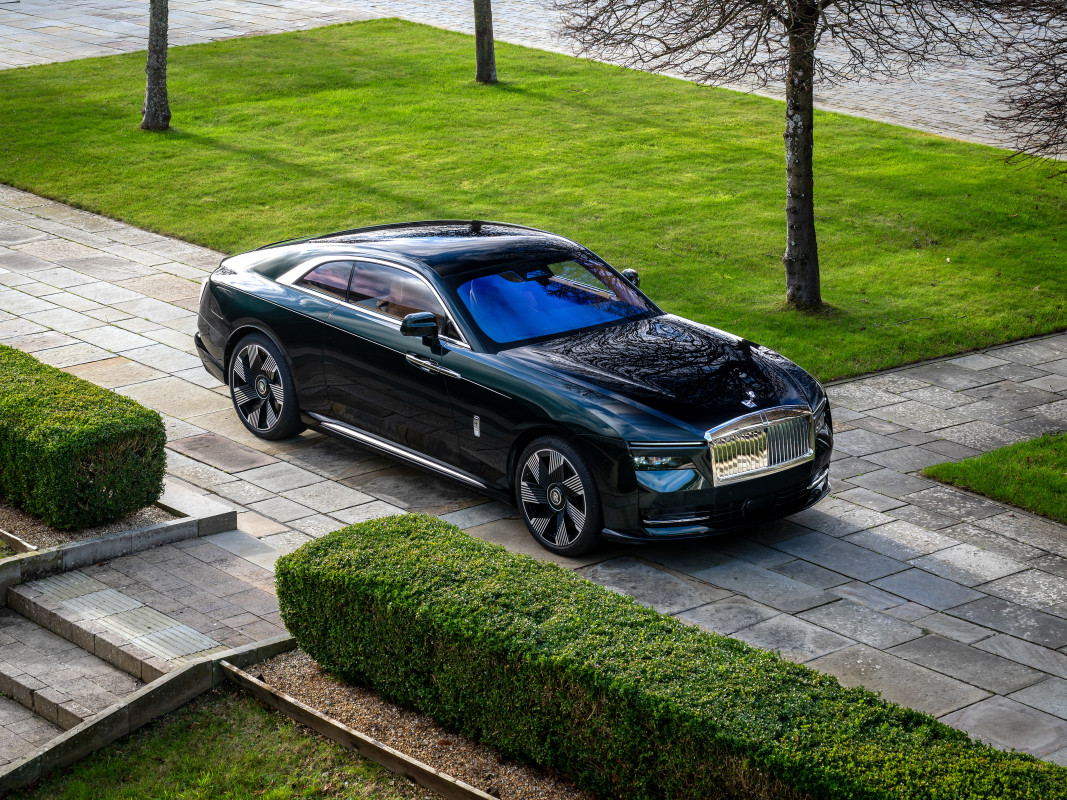 O CEO da Rolls-Royce diz que seus clientes ricos em Uber não estão migrando para seus veículos elétricos