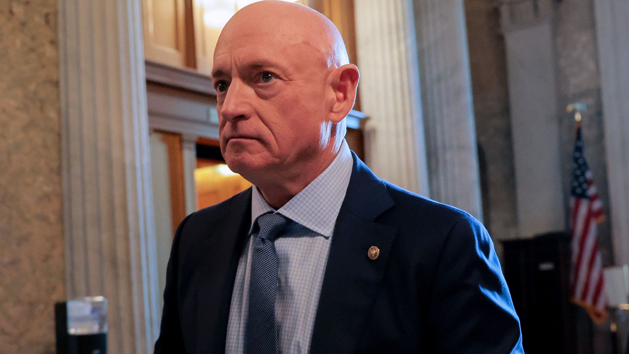 O ex-astronauta da NASA Mark Kelly processa o Pentágono, Pete Hegseth por campanha de censura
