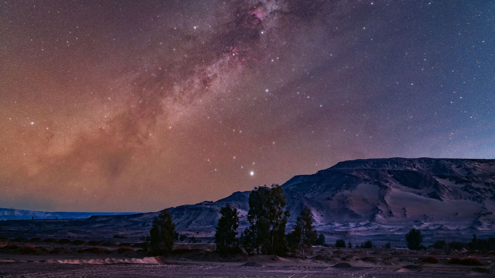 Veja o brilho da Via Láctea com as estrelas do Triângulo do Verão acima do Deserto Negro do Egito