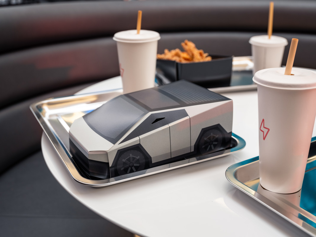 O restaurante de Tesla passou de uma sensação viral a um pit stop vazio em seis meses