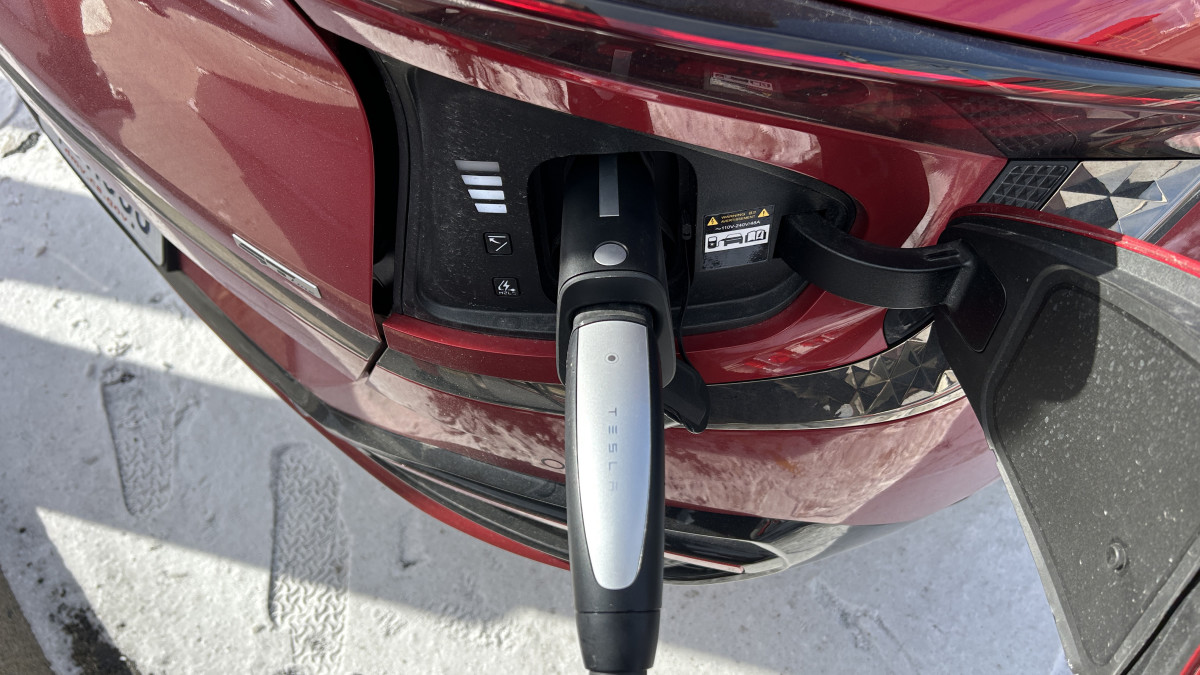Tesla agora permite que os motoristas se desconectem mais rapidamente usando um truque simples de maçaneta de porta