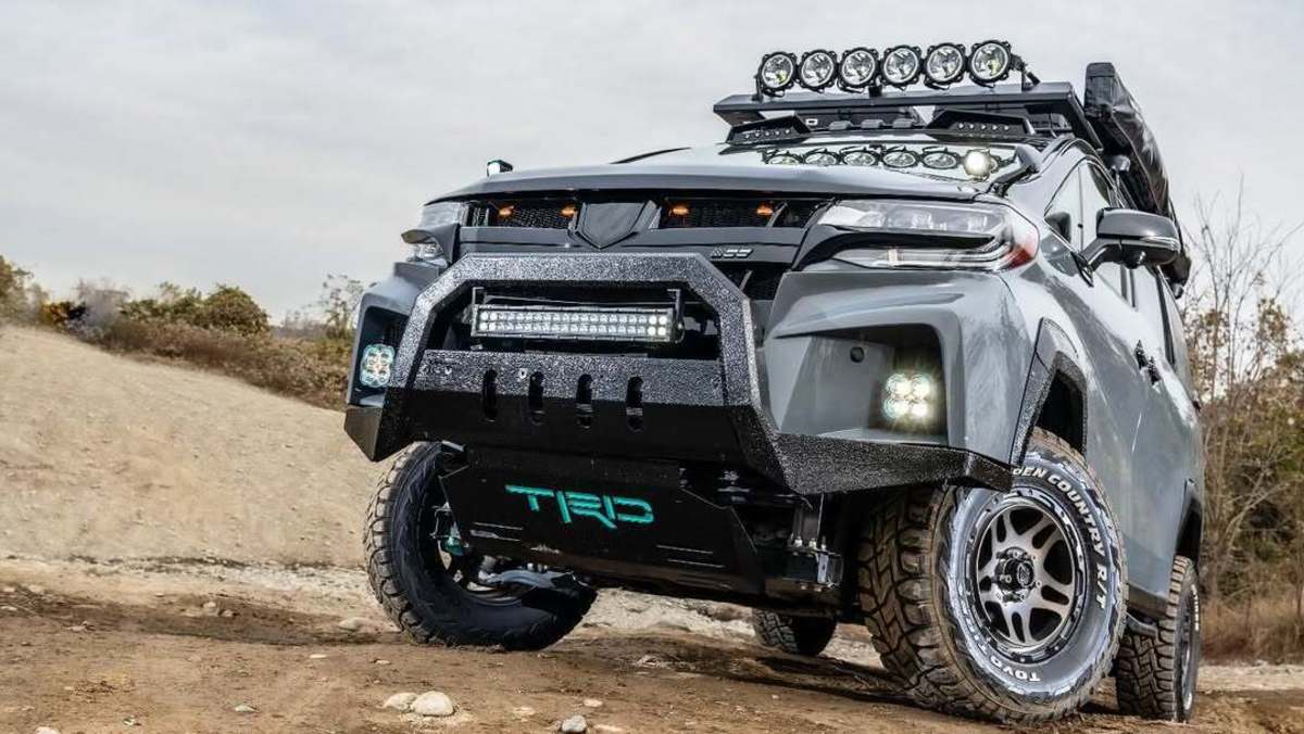 Esta luxuosa minivan Toyota nunca foi feita para sair da estrada
