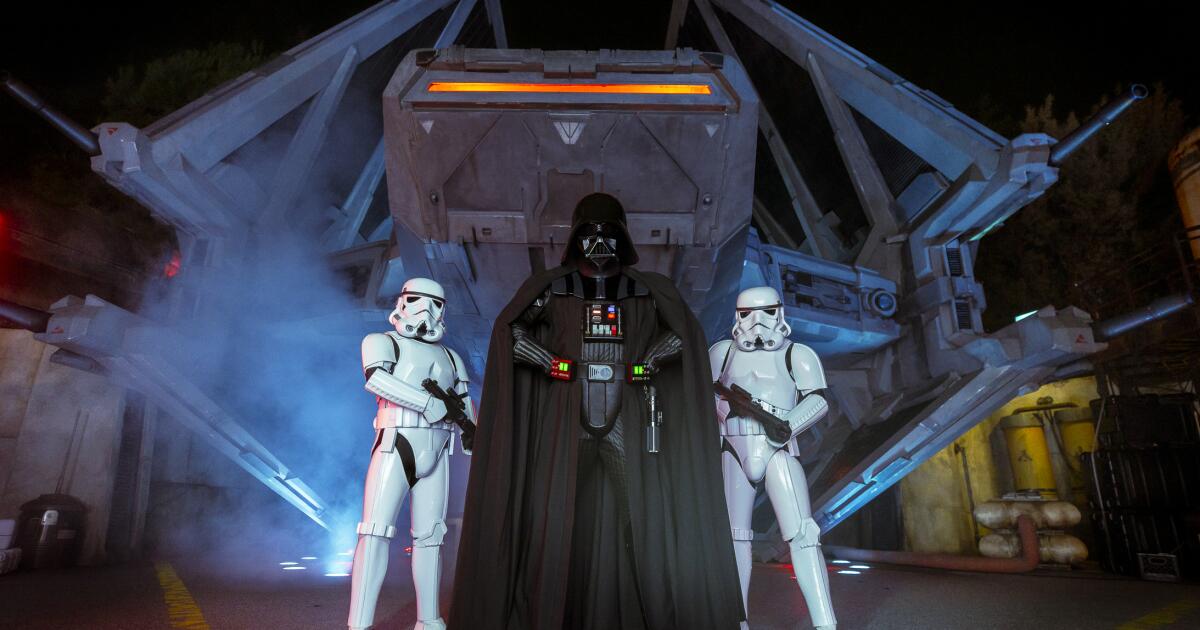 A Disneylândia está girando em torno da terra de ‘Star Wars’. Aqui está o porquê.