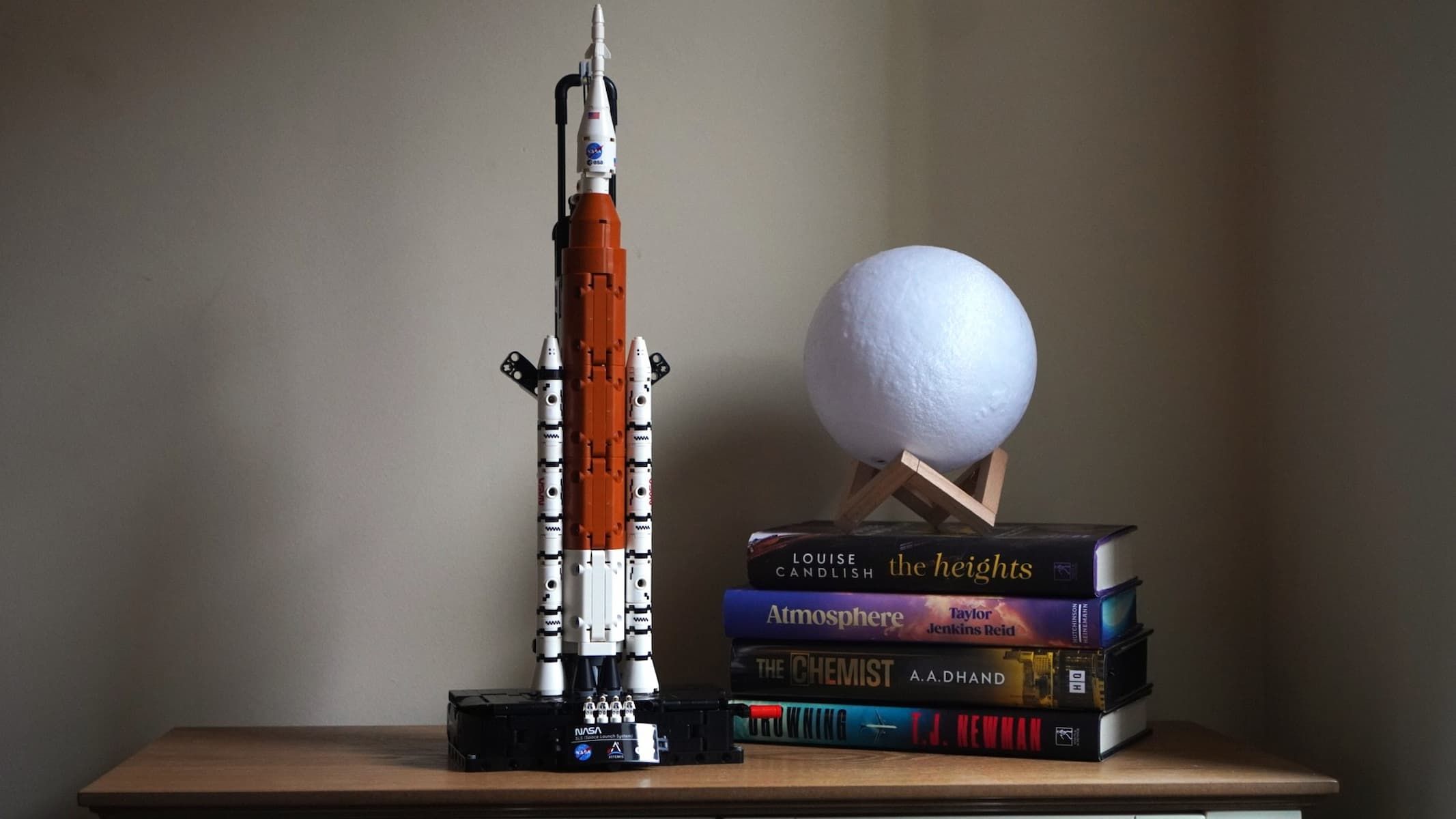 Análise do foguete do sistema de lançamento espacial Artemis da Lego Technic NASA
