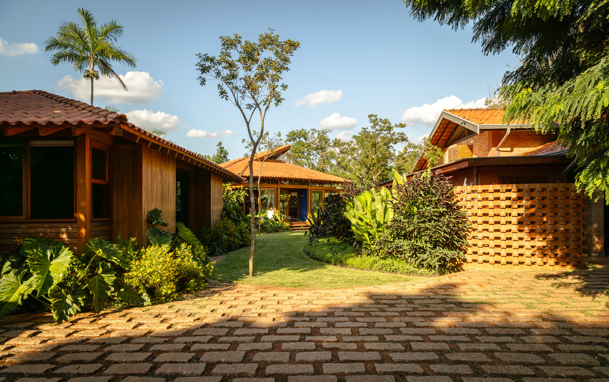 Barão Geraldo House / Gil Mello Arquitetura
