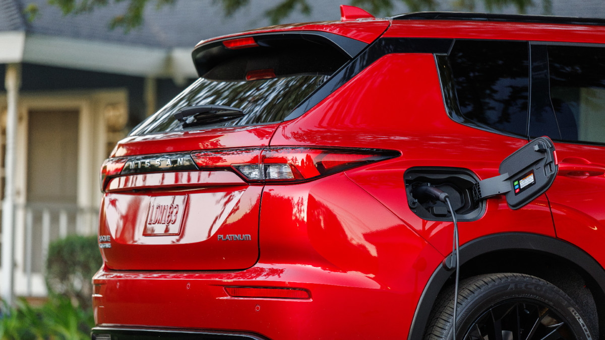 O primeiro híbrido plug-in da Nissan nos EUA custa US$ 5.500 a mais que o Mitsubishi em que se baseia