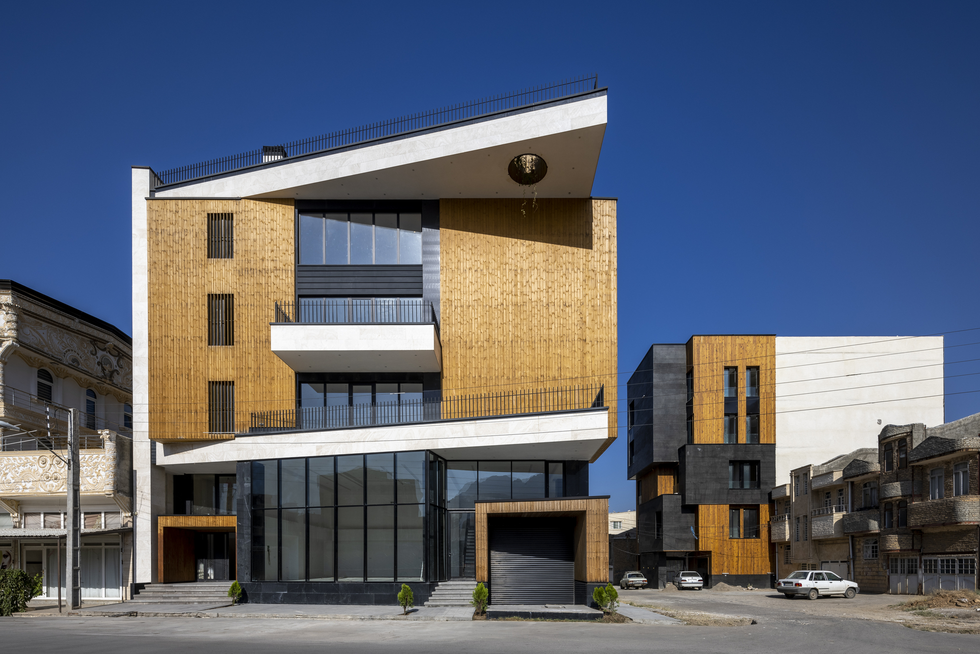Edifício de uso misto Ramand / White Cube Atelier