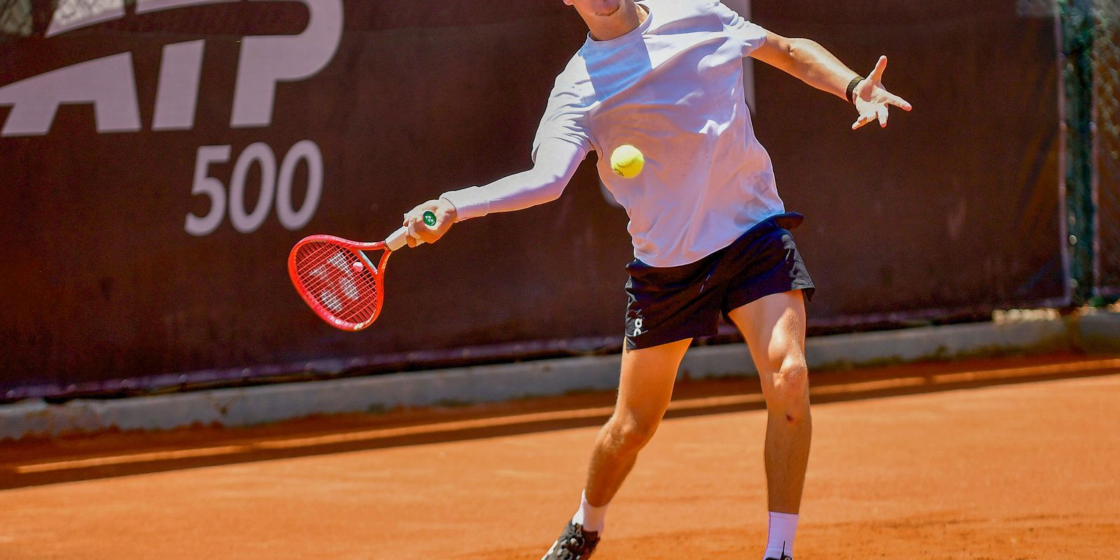João Fonseca vence Thiago Monteiro em duelo brasileiro pelo Rio Open