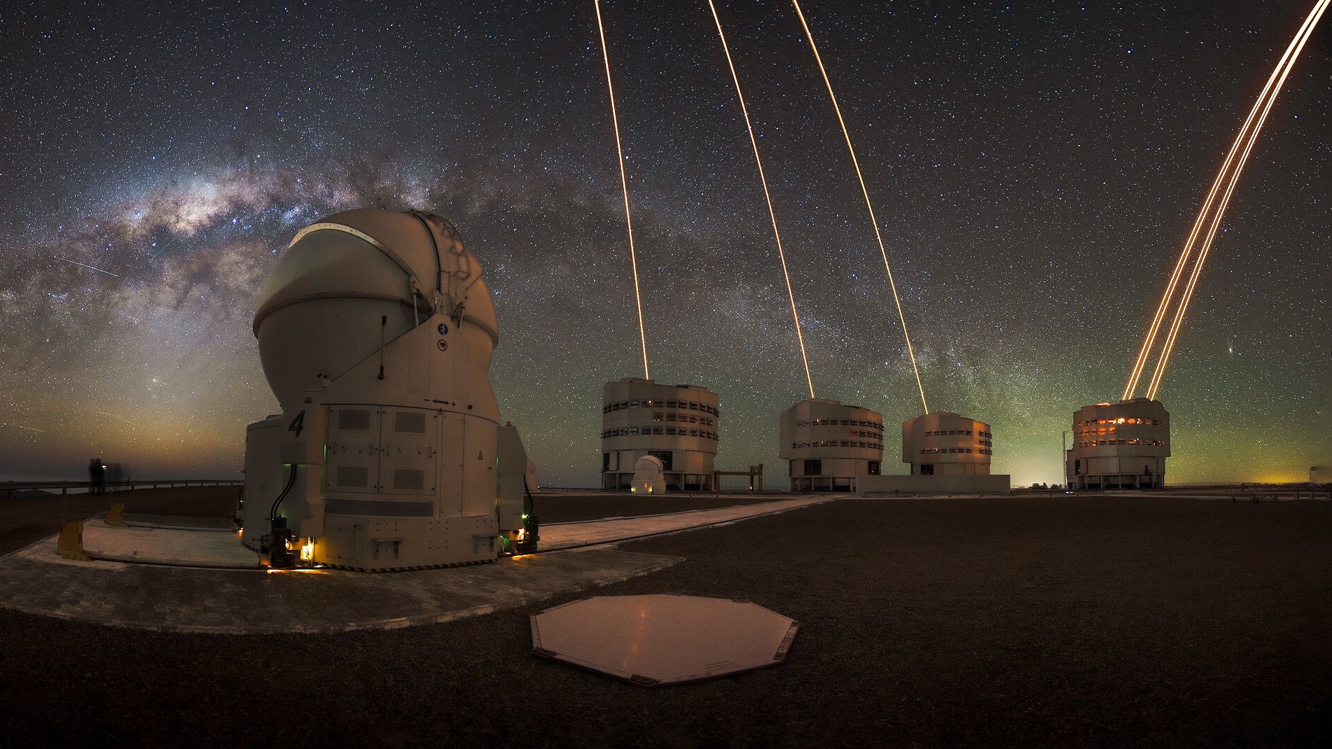Lasers irradiam ‘estrelas artificiais’ acima da foto do dia do Chile em 17 de fevereiro de 2026