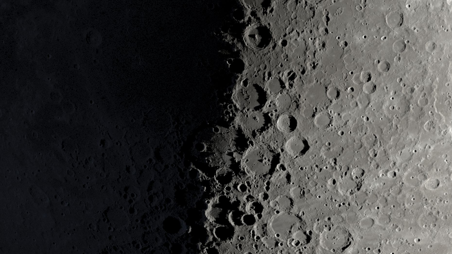 Veja a lua crescente meio iluminada esta noite: procure as sombras das montanhas na superfície lunar
