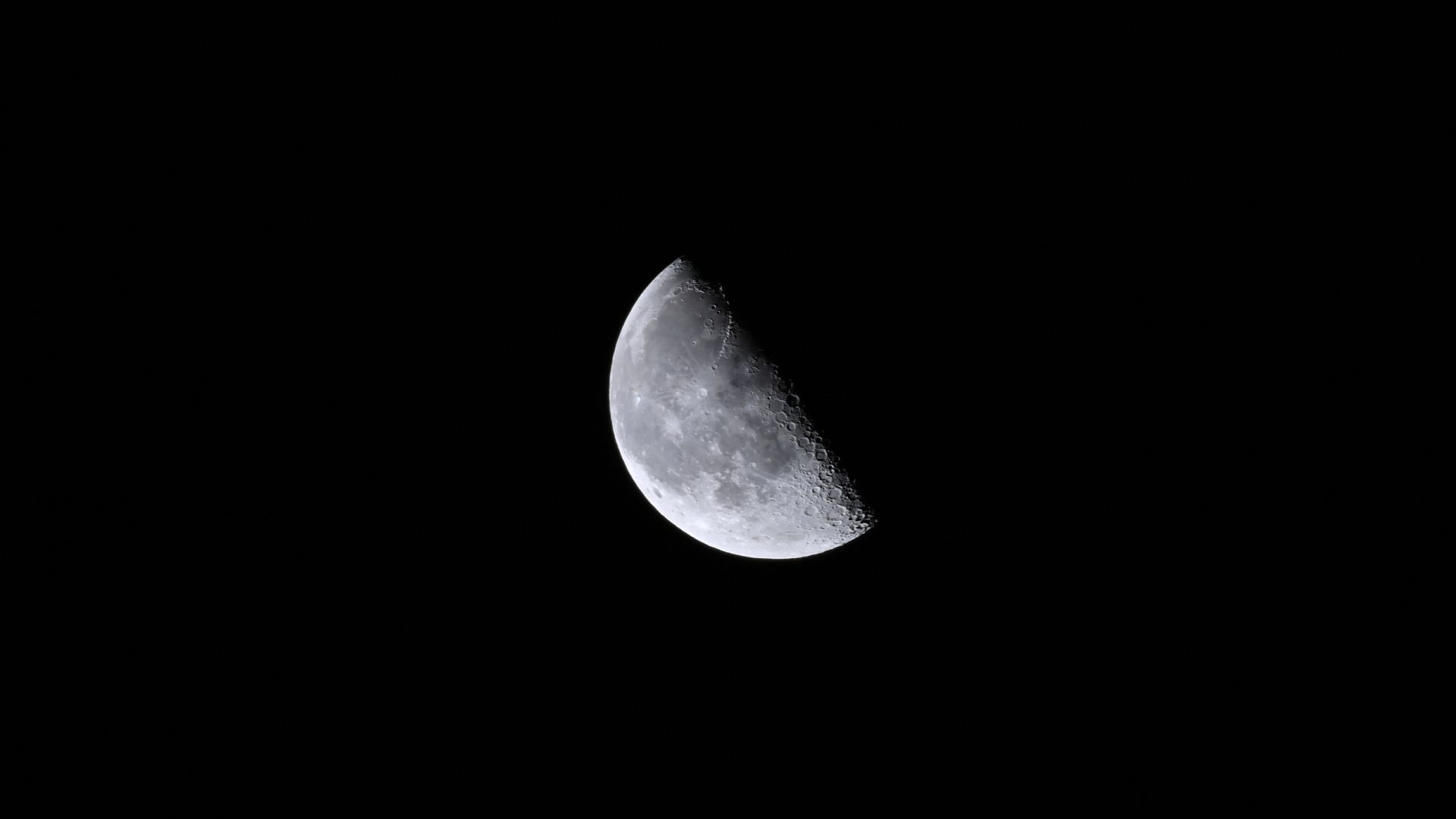 Não perca a lua meio iluminada no céu de inverno em 9 de fevereiro