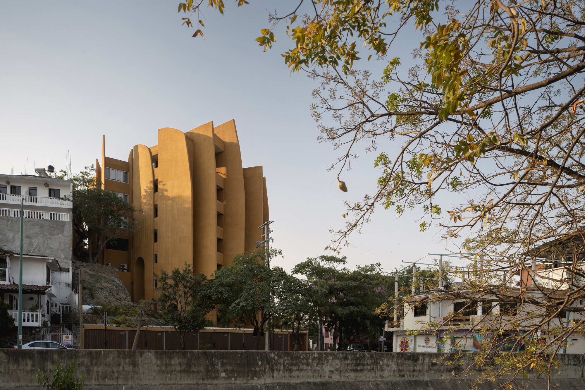 Carpinteiros de Edifícios Residenciais / Zozaya Arquitectos
