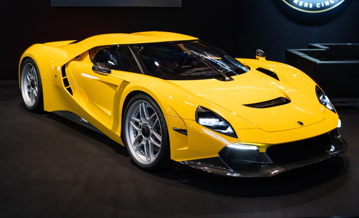 O hipercarro V8 manual escrito por Zagato da Capricórnio parece incrível em amarelo ensolarado
