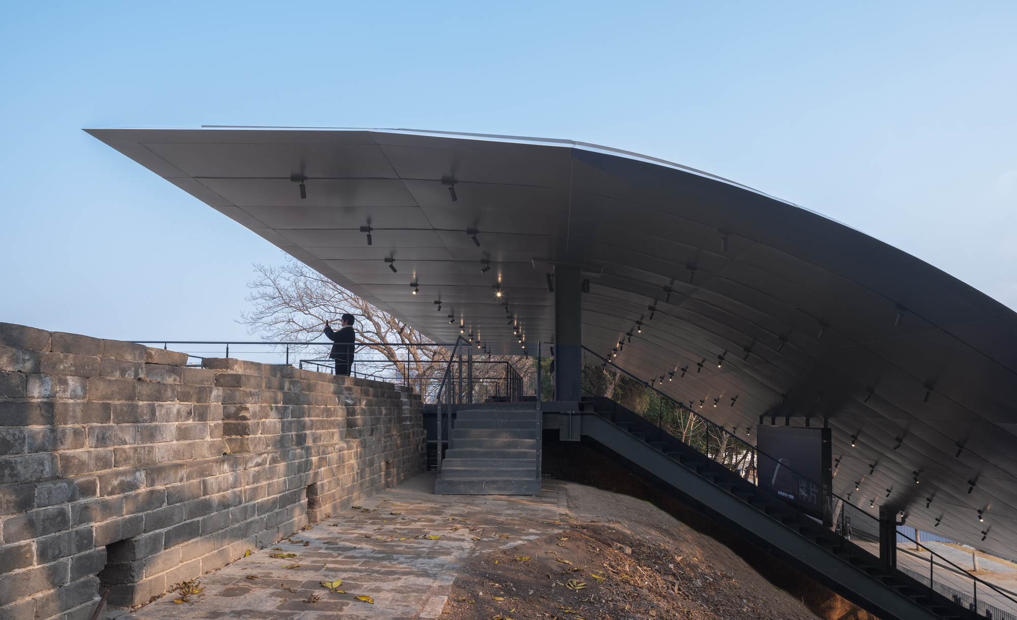 Pavilhão de Exposições do Sítio Arqueológico da Muralha da Cidade de Jingzhou / Estúdio Qing