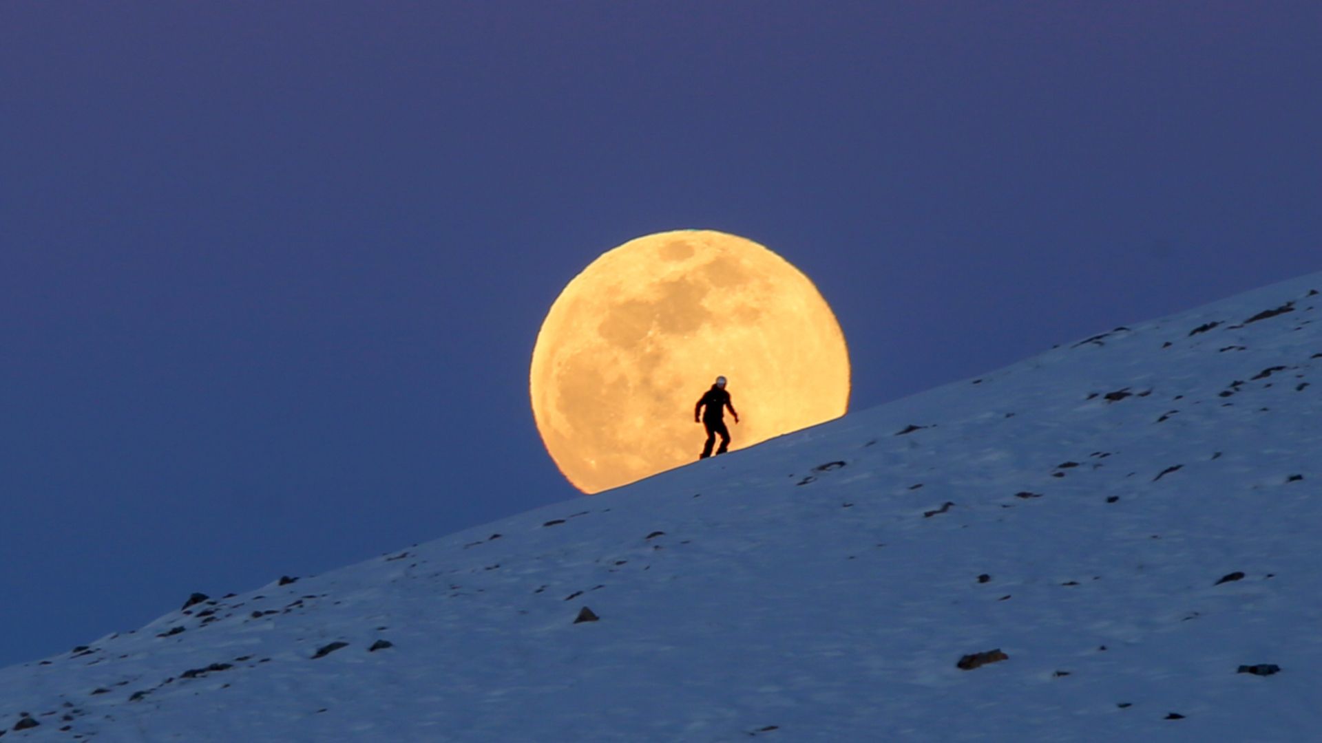 Veja o frio completo da ‘Lua de Neve’ no céu oriental ao pôr do sol em 1º de fevereiro