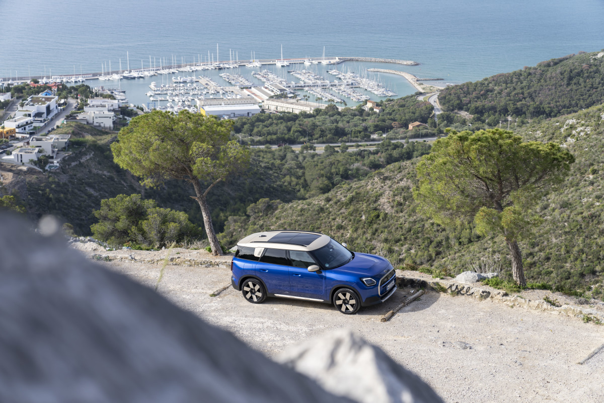 Mini visa o boom overlanding com um compatriota mais resistente