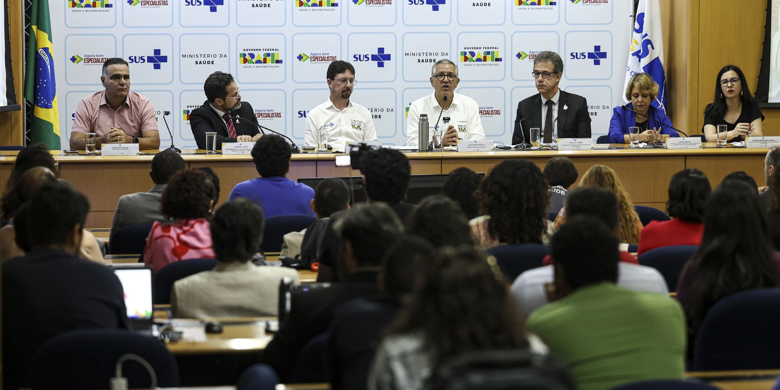 Saúde anuncia 3 mil vagas de residência e 900 para especialistas