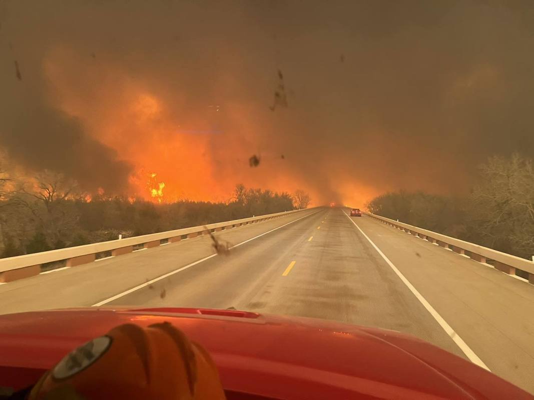 Alerta de incêndio florestal emitido: mais de 300.000 acres em chamas nas planícies do sul com ventos de 65 MPH esperados