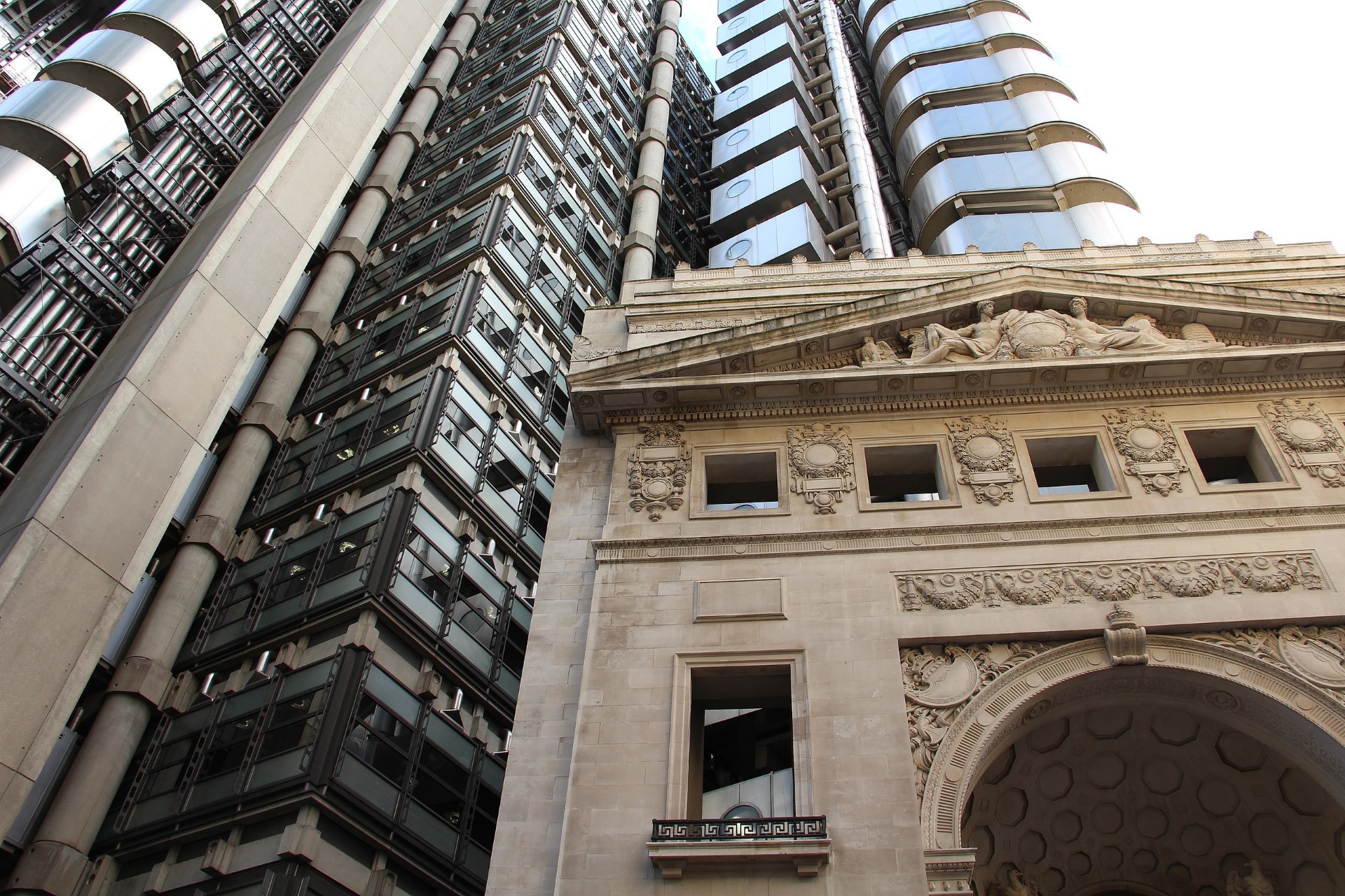 Lloyd’s registra lucros massivos à medida que nova estratégia visa eficiência e vantagem de capital