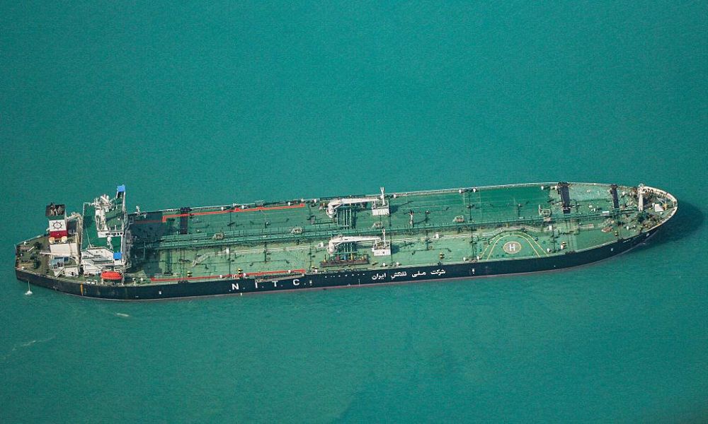 Ataques de projéteis contra navios perto do Estreito de Ormuz levantam preocupações com seguros marítimos