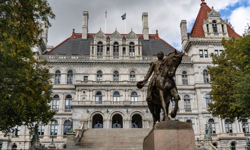 Nova York propõe proibição de pontuação de crédito e limites de CEP no seguro automóvel