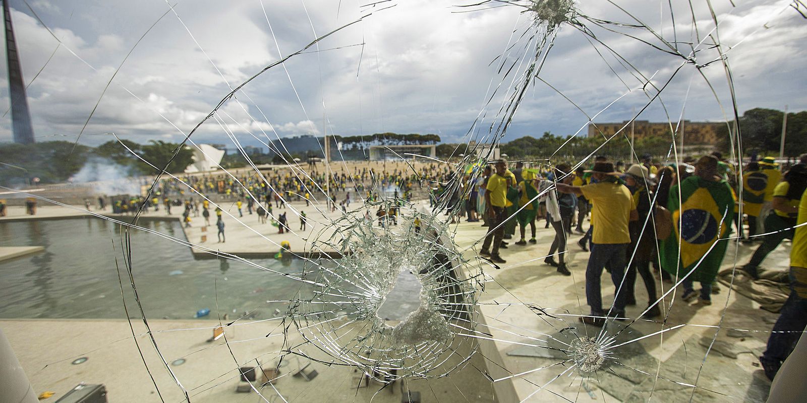 Exposição na UFF relembra atos antidemocráticos de 8 de janeiro